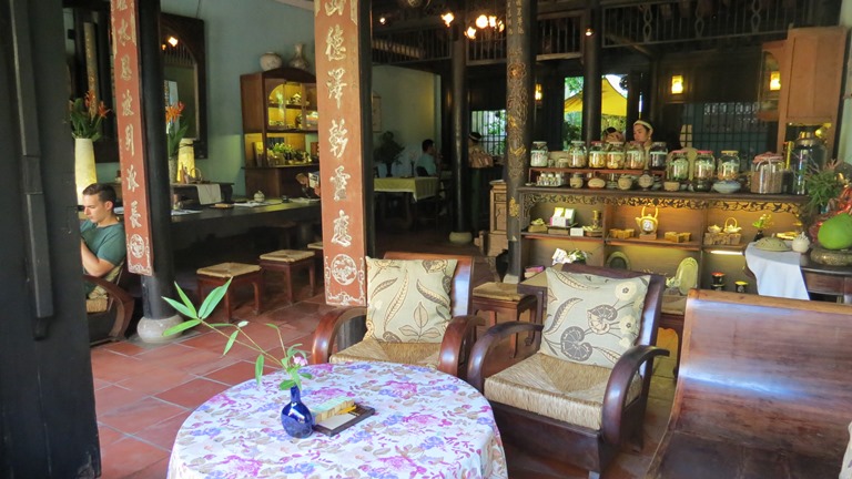 Reaching Out - Quán cafe thiết kế theo phong cách thuần Việt - dulichhoian